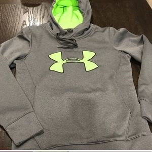 Under amour hoodie with front pocket!!